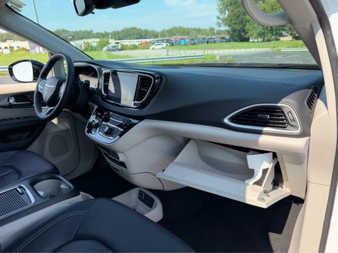 Used 2024 Chrysler Pacifica Touring-L FWD image 12