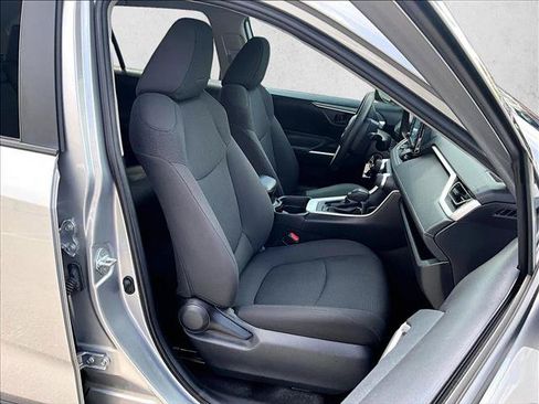 Used 2020 Toyota RAV4 LE FWD image 9