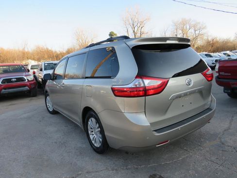 Used 2015 Toyota Sienna XLE w/ XLE Navigation Package FWD image 7