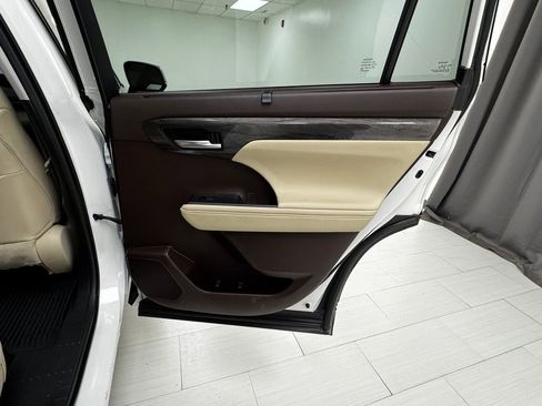 Used 2020 Toyota Highlander Platinum image 16