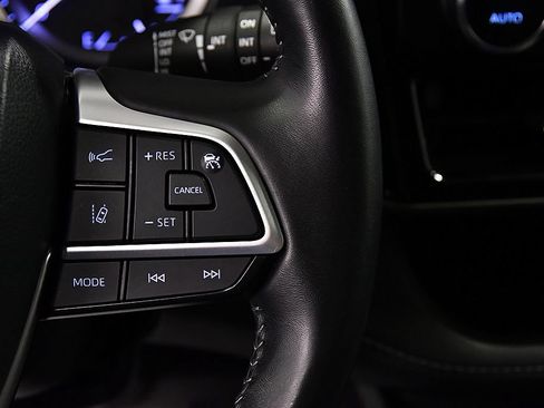 Used 2023 Toyota Highlander LE AWD/4WD image 21