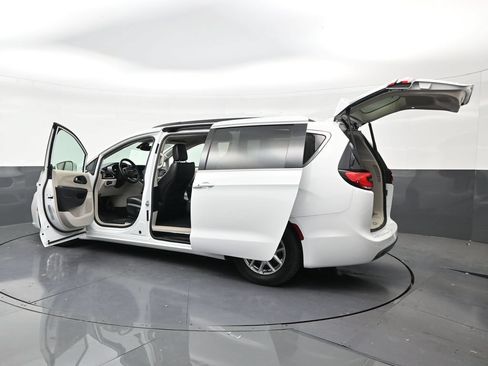 Used 2022 Chrysler Pacifica Touring-L FWD image 31