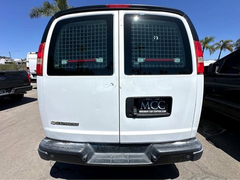 Used 2018 Chevrolet Express 2500 w/ Driver Convenience Package RWD image 5