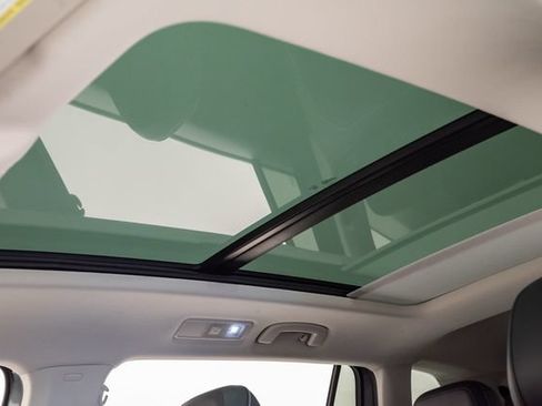 Used 2023 Volkswagen Tiguan SE w/ Panoramic Sunroof Package FWD image 9