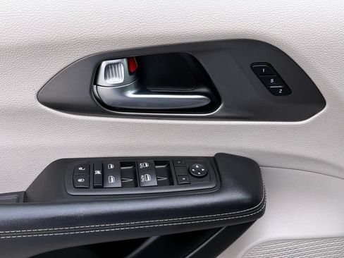 Used 2023 Chrysler Pacifica Touring-L FWD image 12
