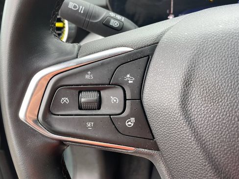 Used 2025 Chevrolet Trax LT w/ LT Convenience Package FWD image 33