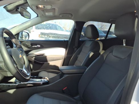 Used 2025 Chevrolet Trax LT w/ LT Convenience Package image 11