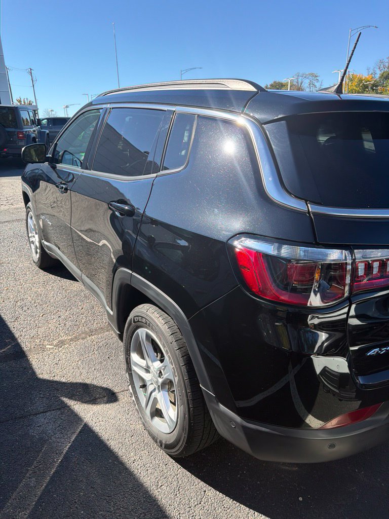 Used 2024 Jeep Compass Latitude w/ Sun and Sound Group AWD/4WD image 7