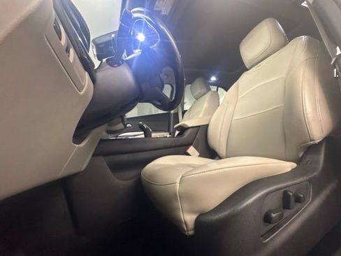 Used 2021 Cadillac XT4 Luxury w/ Cold Weather Package FWD image 15