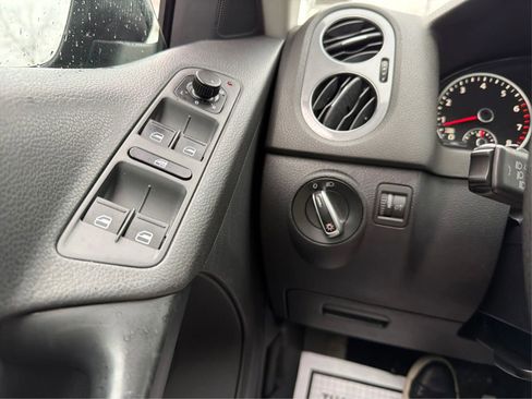 Used 2012 Volkswagen Tiguan S image 18