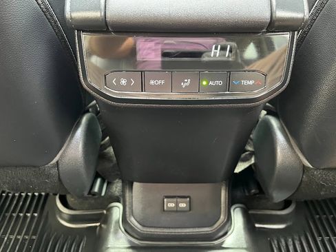 Used 2023 Toyota Highlander XLE image 41