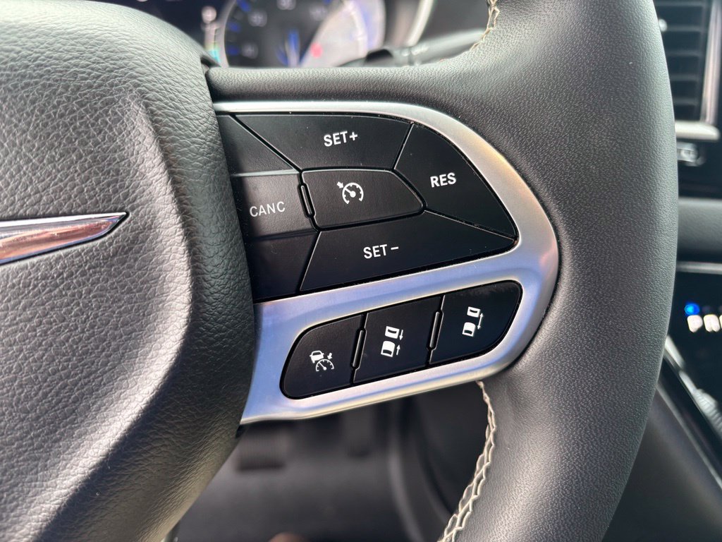 Used 2025 Chrysler Pacifica Select FWD image 32