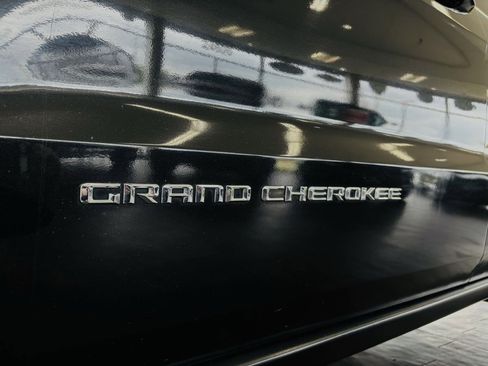 Used 2016 Jeep Grand Cherokee Laredo w/ Quick Order Package 23E AWD/4WD image 3