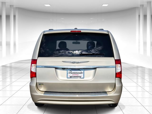 Used 2015 Chrysler Town & Country Touring FWD image 4