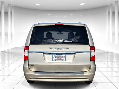 Used 2015 Chrysler Town & Country Touring FWD image 4