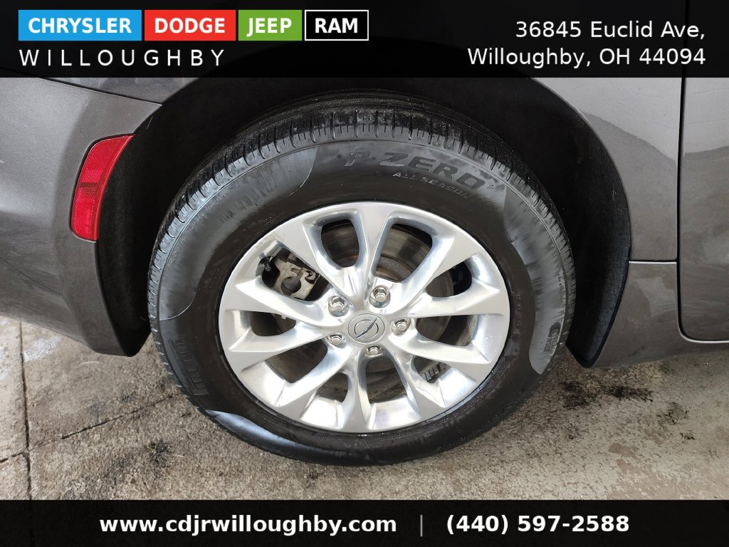 Used 2023 Chrysler Pacifica Touring-L AWD/4WD image 41