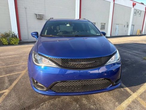 Used 2020 Chrysler Pacifica Touring w/ S Appearance Package FWD image 3