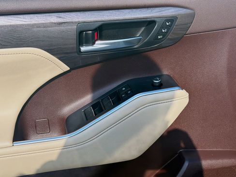 Used 2022 Toyota Highlander Limited image 17