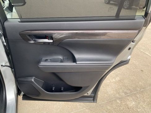 Used 2024 Toyota Highlander Platinum image 30