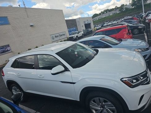 Used 2023 Volkswagen Atlas Cross Sport SE AWD/4WD image 3