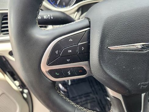 Used 2024 Chrysler Pacifica Touring-L FWD image 21