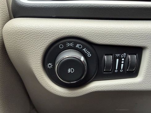 Used 2024 Chrysler Pacifica Touring-L image 11