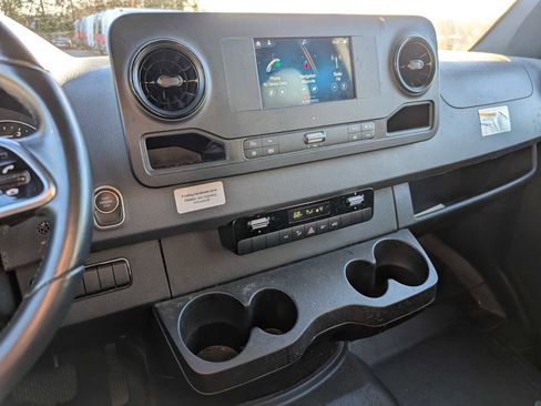 Used 2022 Mercedes-Benz Sprinter 3500 image 32