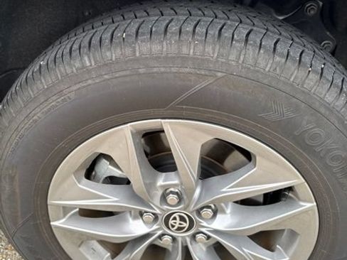 Used 2026 Toyota Sienna XLE FWD image 19