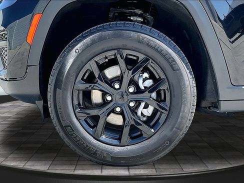 Used 2024 Jeep Grand Cherokee Altitude AWD/4WD image 32