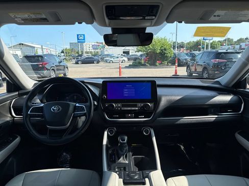 Used 2024 Toyota Grand Highlander AWD image 12