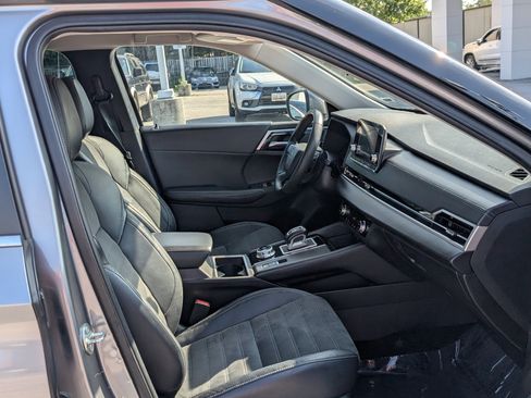 Used 2023 Mitsubishi Outlander SE image 10