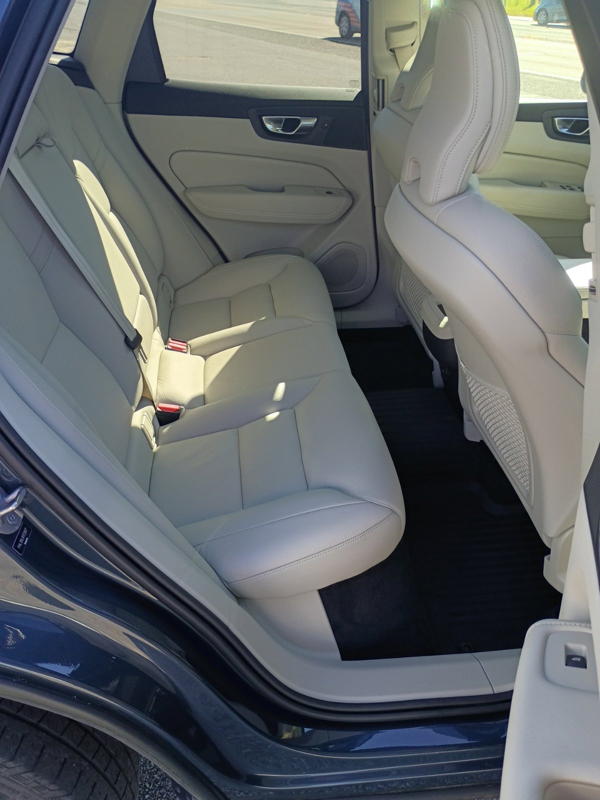Used 2024 Volvo XC60 B5 Plus w/ Protection Package Premier AWD/4WD image 6