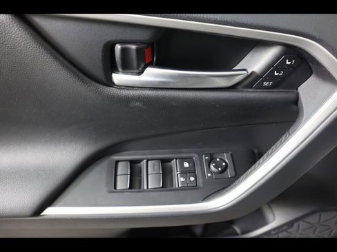 Used 2019 Toyota RAV4 Limited image 17