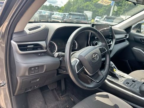 Used 2023 Toyota Highlander LE AWD/4WD image 13