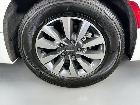 Used 2023 Chrysler Pacifica Touring-L FWD image 31