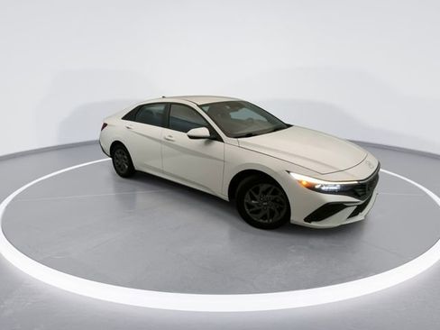 Used 2024 Hyundai Elantra SEL FWD image 8