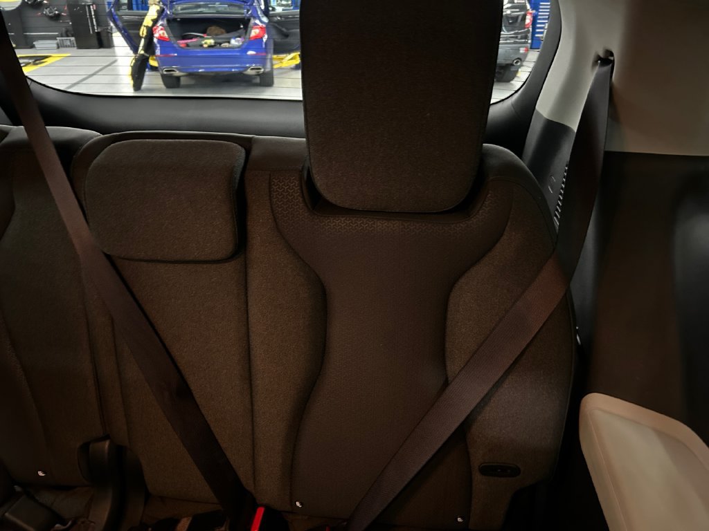 Used 2022 Kia Carnival LX FWD image 21