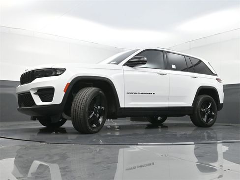 Used 2023 Jeep Grand Cherokee Altitude image 29