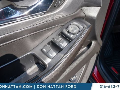 Used 2023 Chevrolet Traverse LT FWD image 16