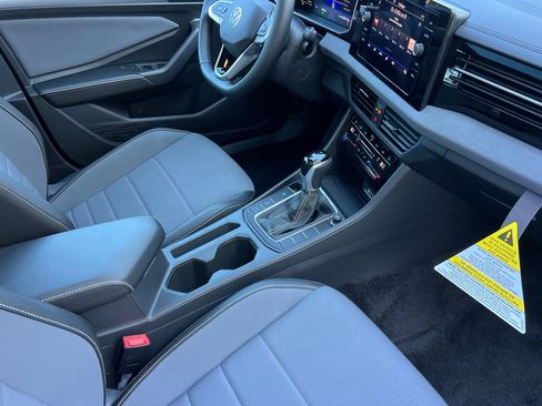 Certified 2025 Volkswagen Jetta SE image 15