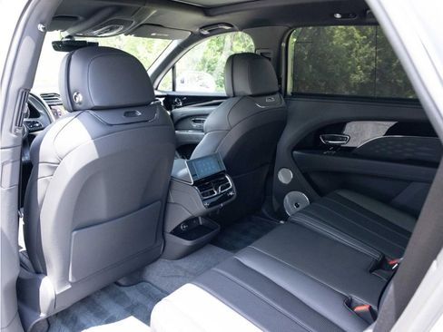 Certified 2024 Bentley Bentayga Extended Wheelbase image 41