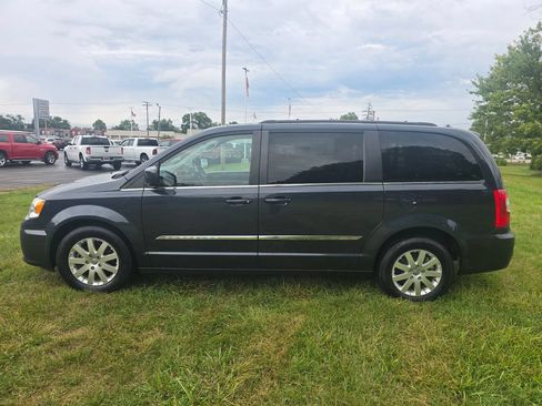 Used 2014 Chrysler Town & Country Touring FWD image 4