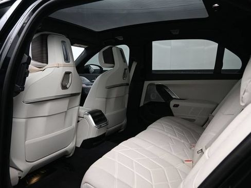 Used 2023 BMW 760i xDrive w/ Executive Package AWD/4WD image 22