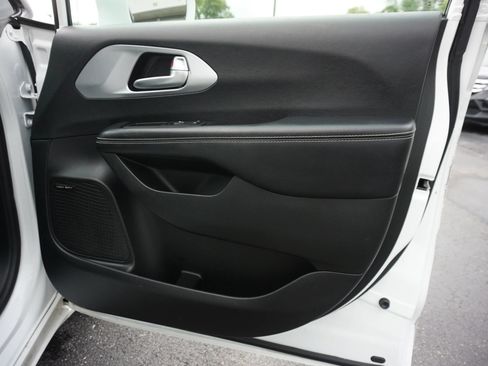 Used 2019 Chrysler Pacifica Touring-L Plus FWD image 26