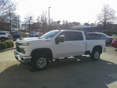 Used 2024 Chevrolet Silverado 2500 LT w/ Convenience Package image 7