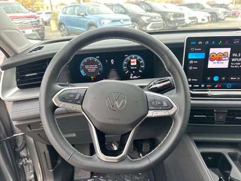 New 2025 Volkswagen Tiguan SE image 14