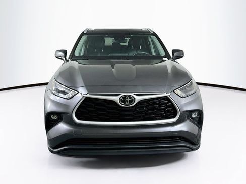 Used 2023 Toyota Highlander XLE FWD image 2