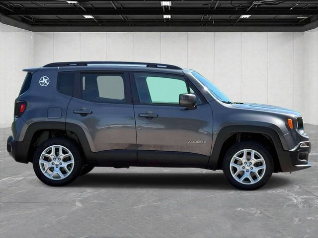 Used 2017 Jeep Renegade Latitude w/ Cold Weather Group AWD/4WD image 4