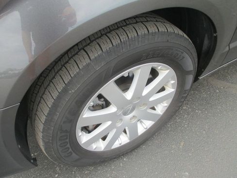 Used 2016 Chrysler Town & Country Touring FWD image 14