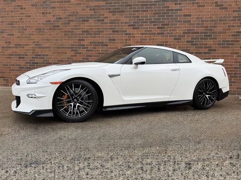 Used 2024 Nissan GT-R Premium w/ Premium Interior Package image 1